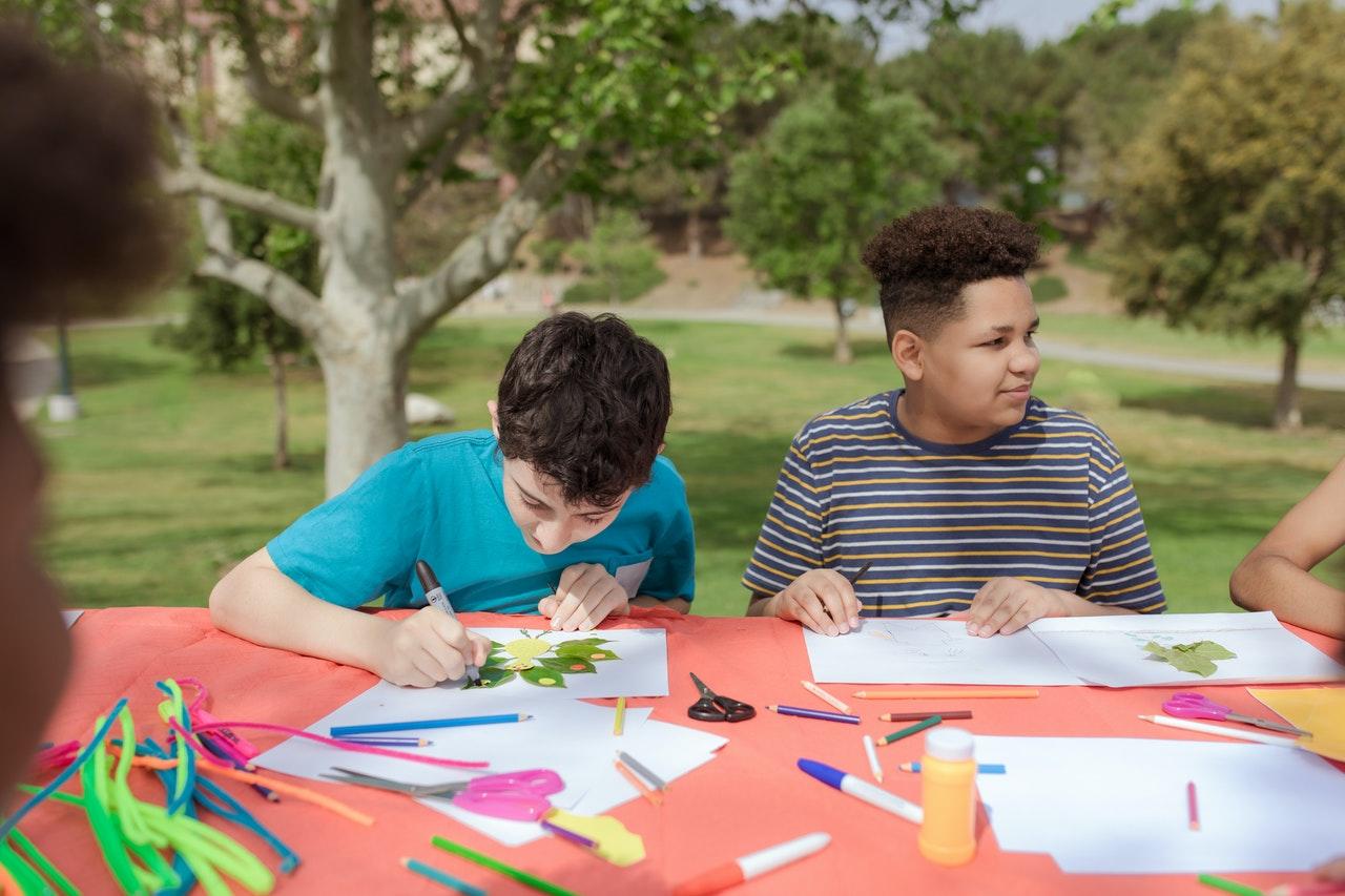 Niños haciendo manualidades.