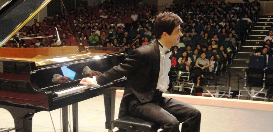 Aprende a tocar el piano con tu profesor particular.