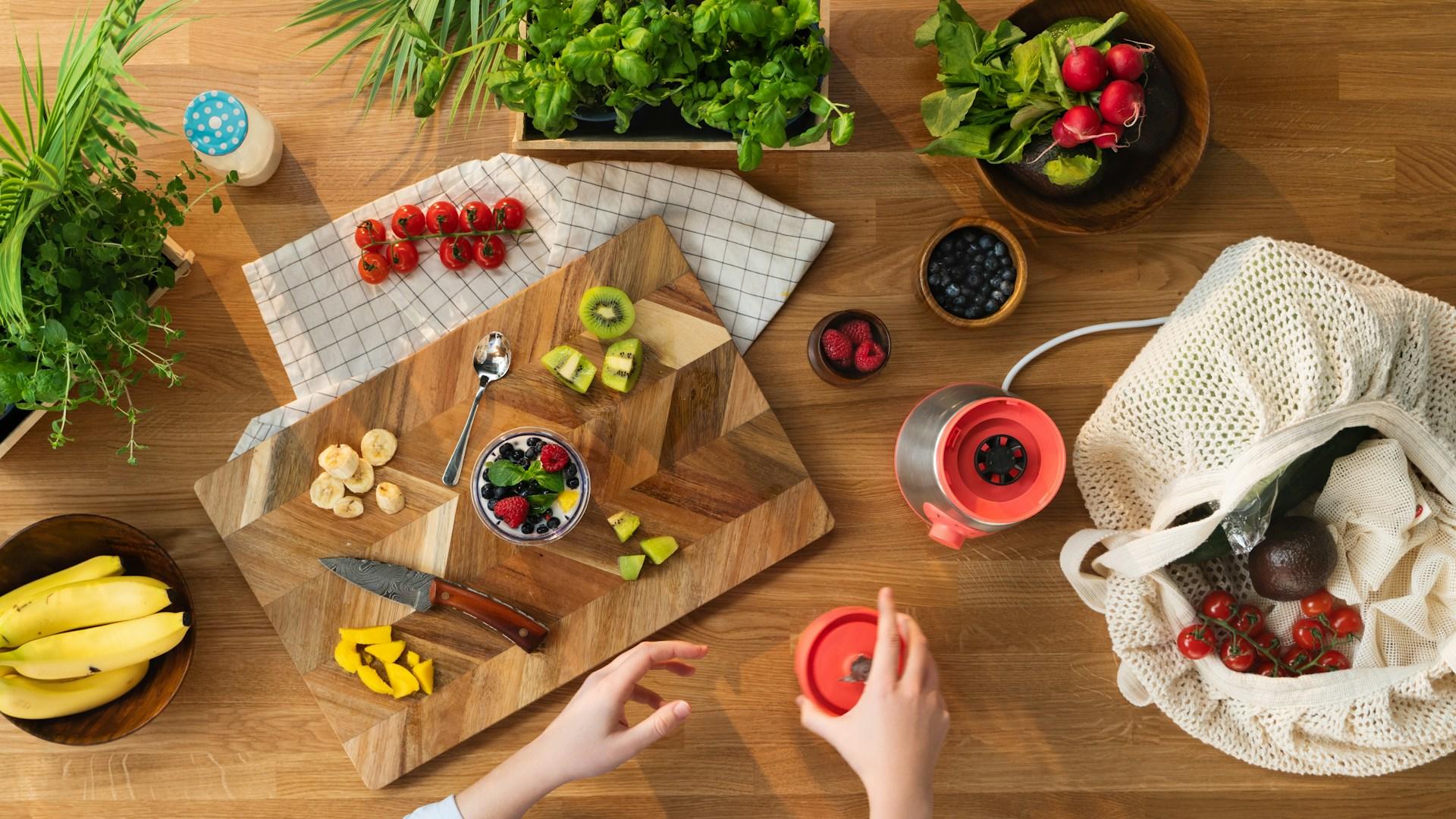 Mesa con alimentos frescos