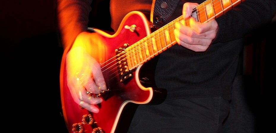 Técnicas y sonidos de los instrumentos eléctricos.