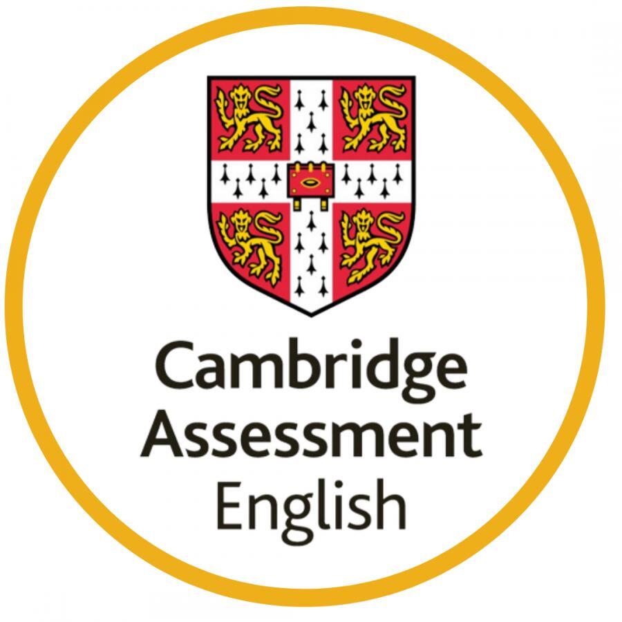 Logotipo de Cambridge Assessment English que muestra un escudo con un león en rojo y dorado sobre el texto «Cambridge Assessment English», todo ello dentro de un borde circular dorado.