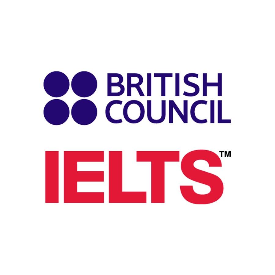 Logotipo con la inscripción «British Council» en color morado y «IELTS» en rojo negrita debajo. Arriba, un icono morado con cuatro círculos entrelazados. Fondo blanco.