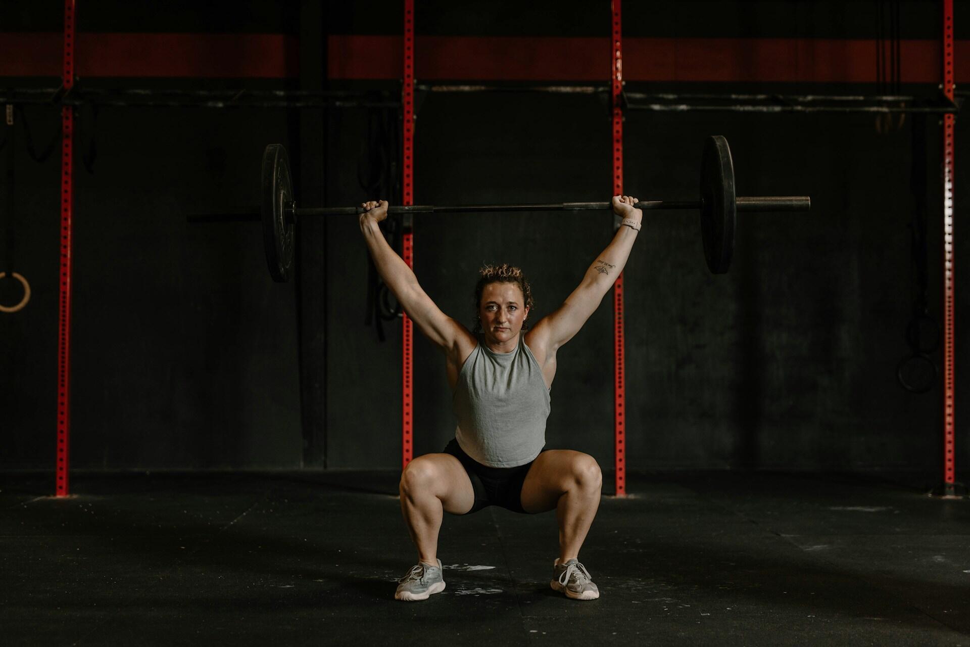 Mujer levantando una barra