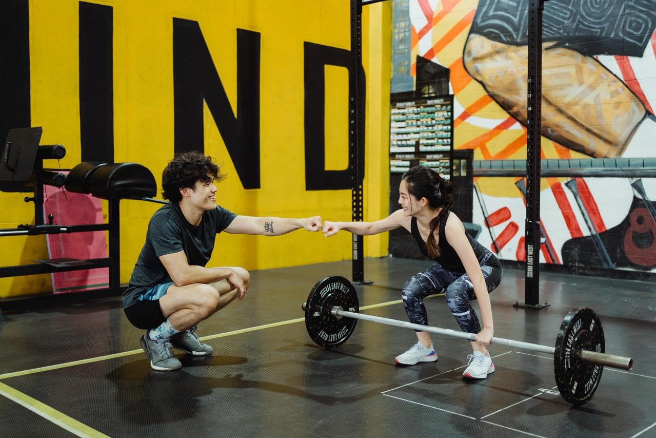 Dos personas haciendo crossfit.