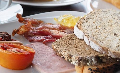 Preparar un buen desayuno con bacon, huevos y tostadas para impregnarte de la cultura inglesa.