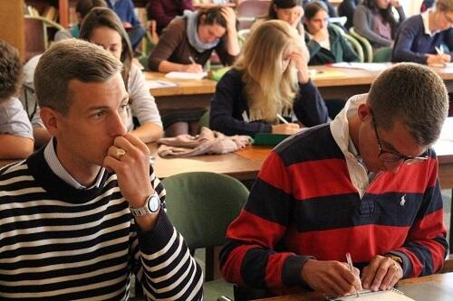 Estudios y diplomas para ser profesor de secundaria.