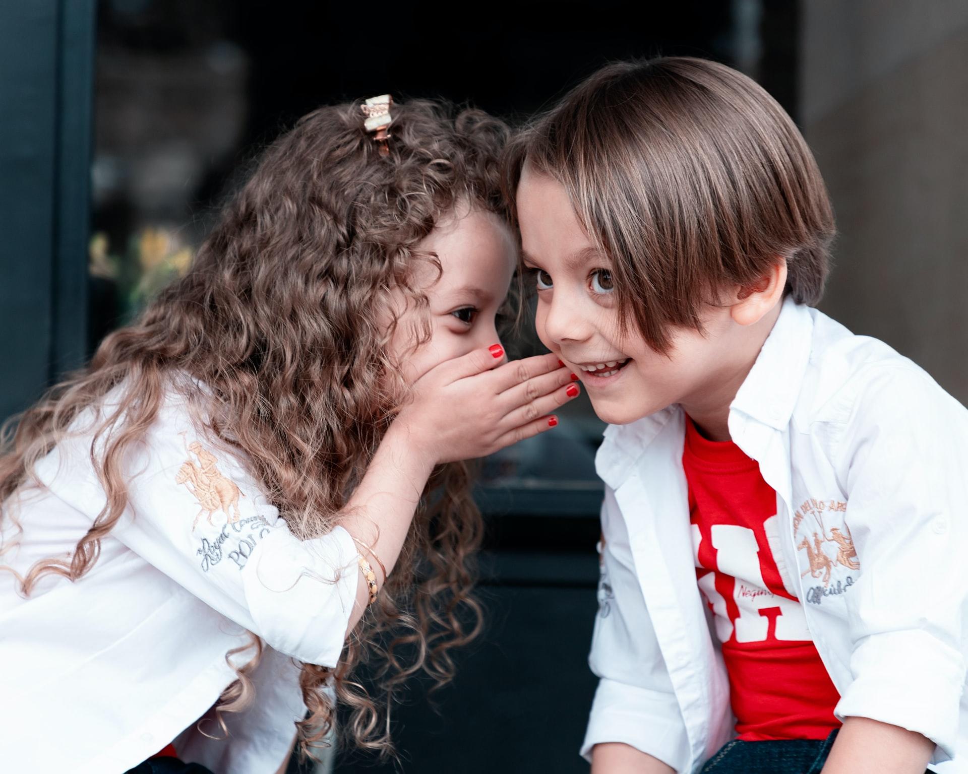 Niños hablando.
