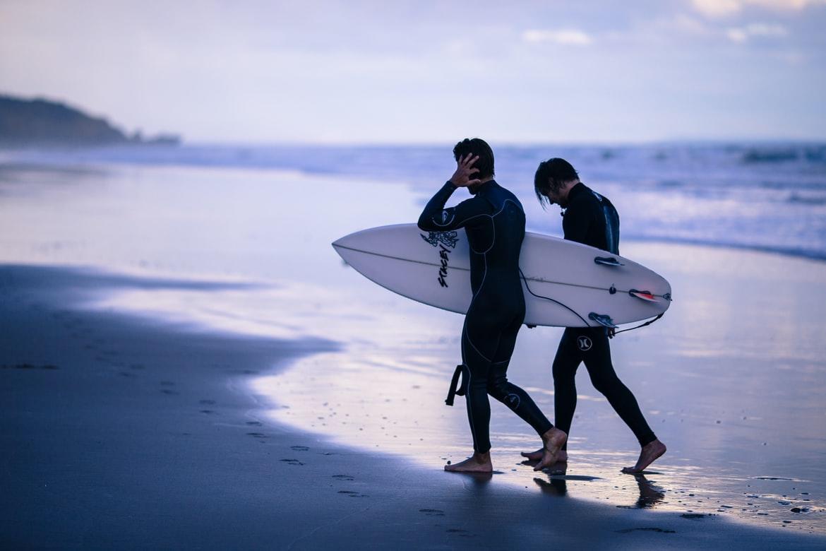 un profesor de surf con su alumno en clases a domicilio
