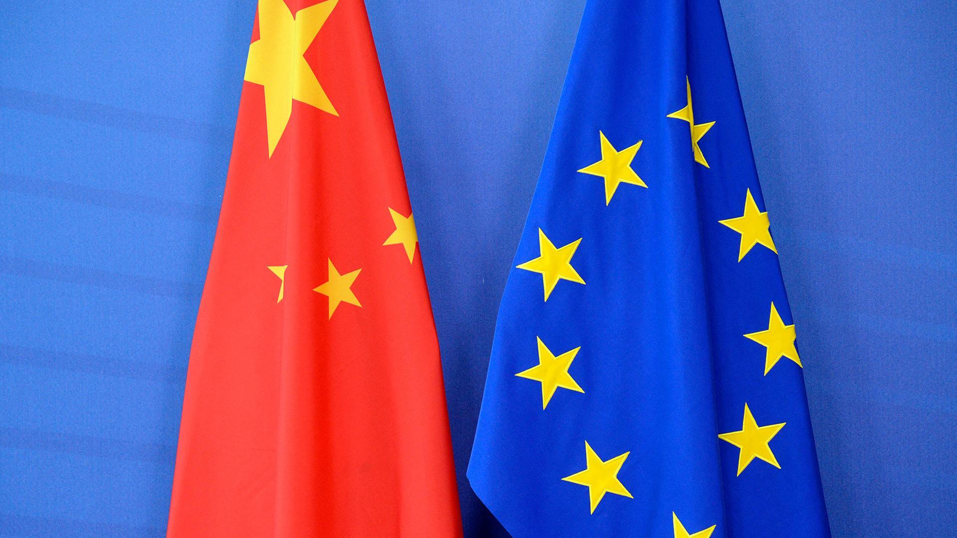 Bandera de la UE y de China.