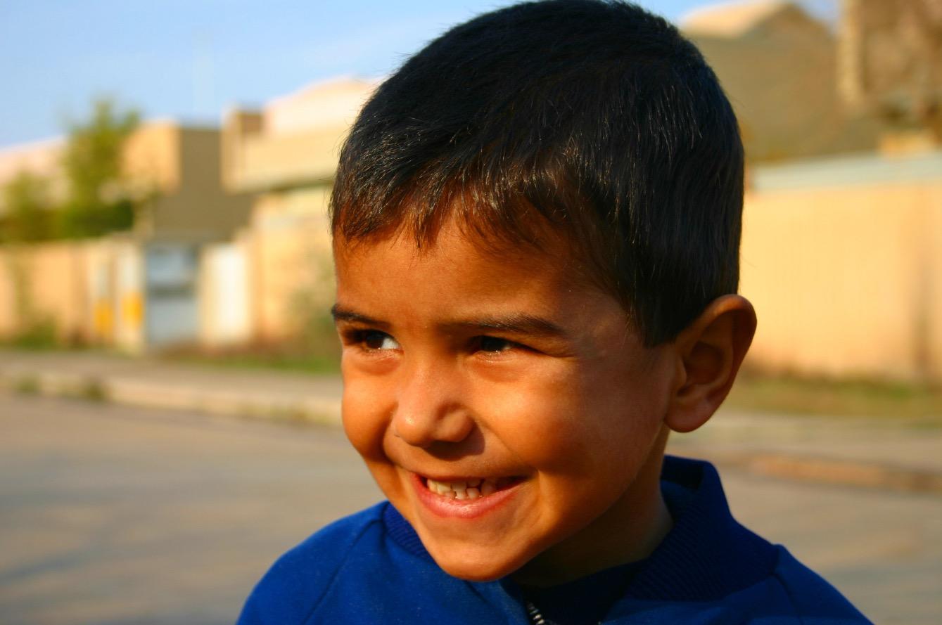 Asimilar la lengua árabe durante la infancia.