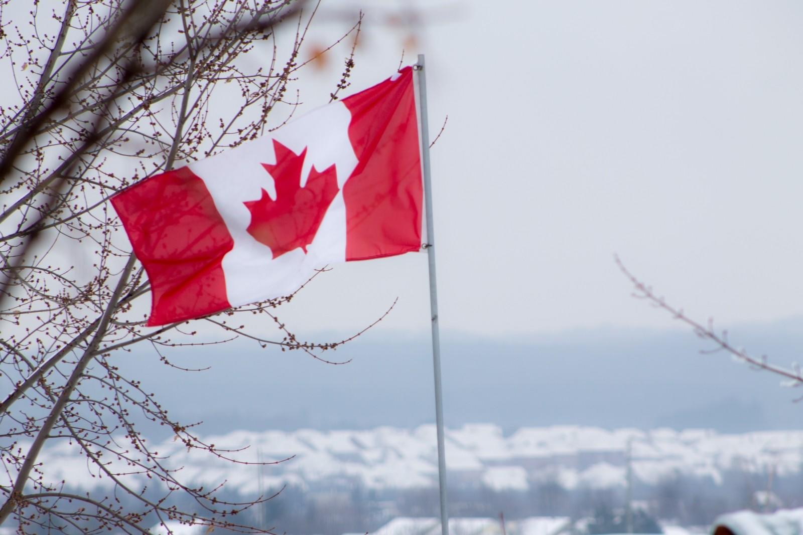 El acento canadiense se parece al americano.