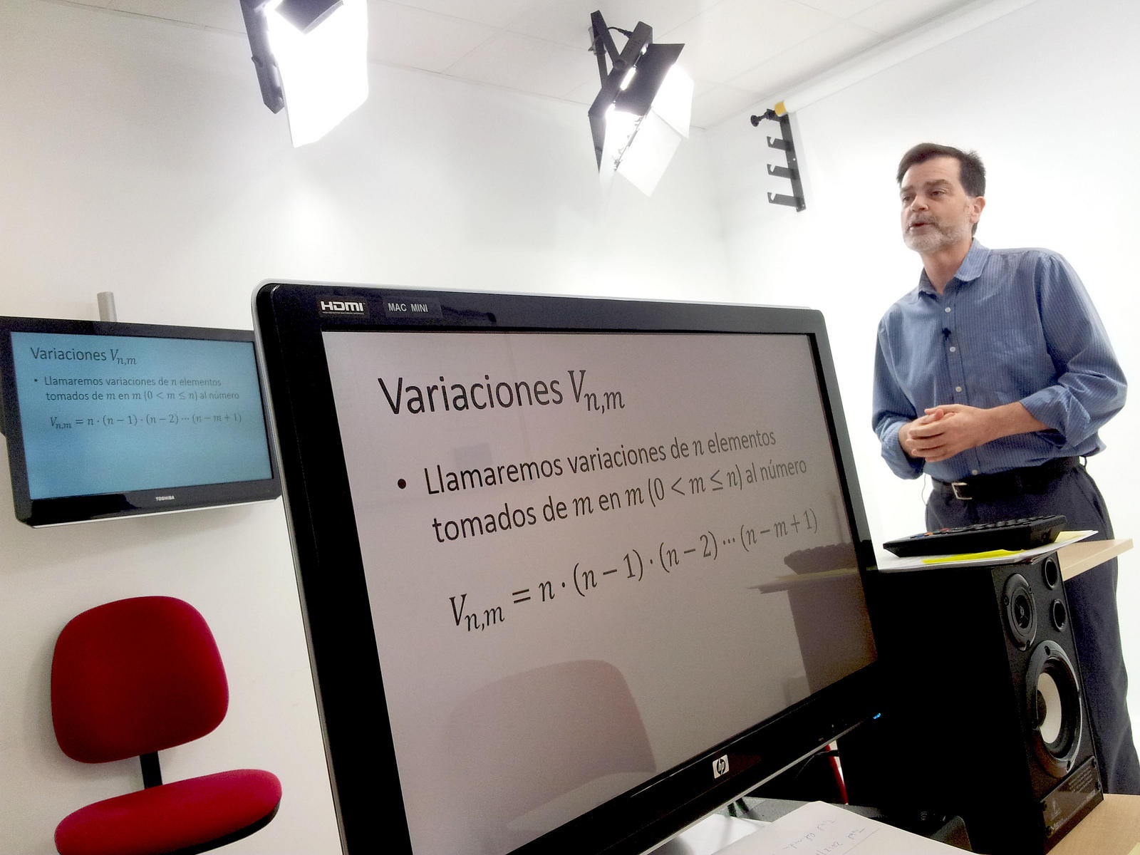 profesor explicando su clase