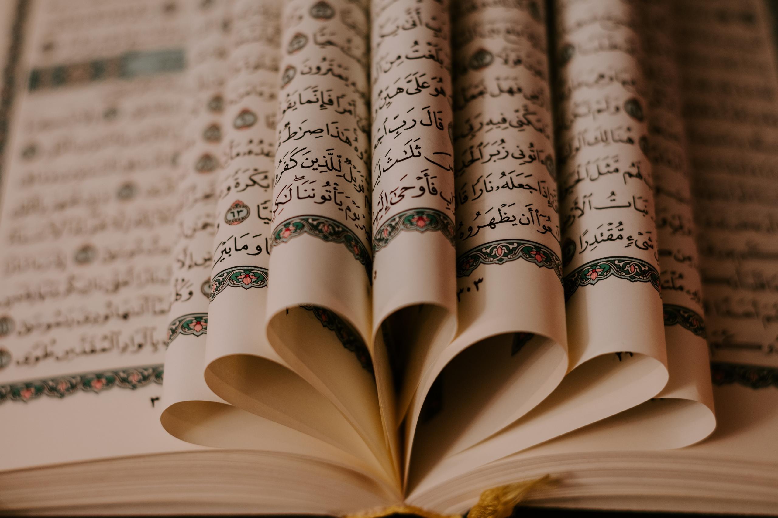 Libros de lectura en lengua árabe.
