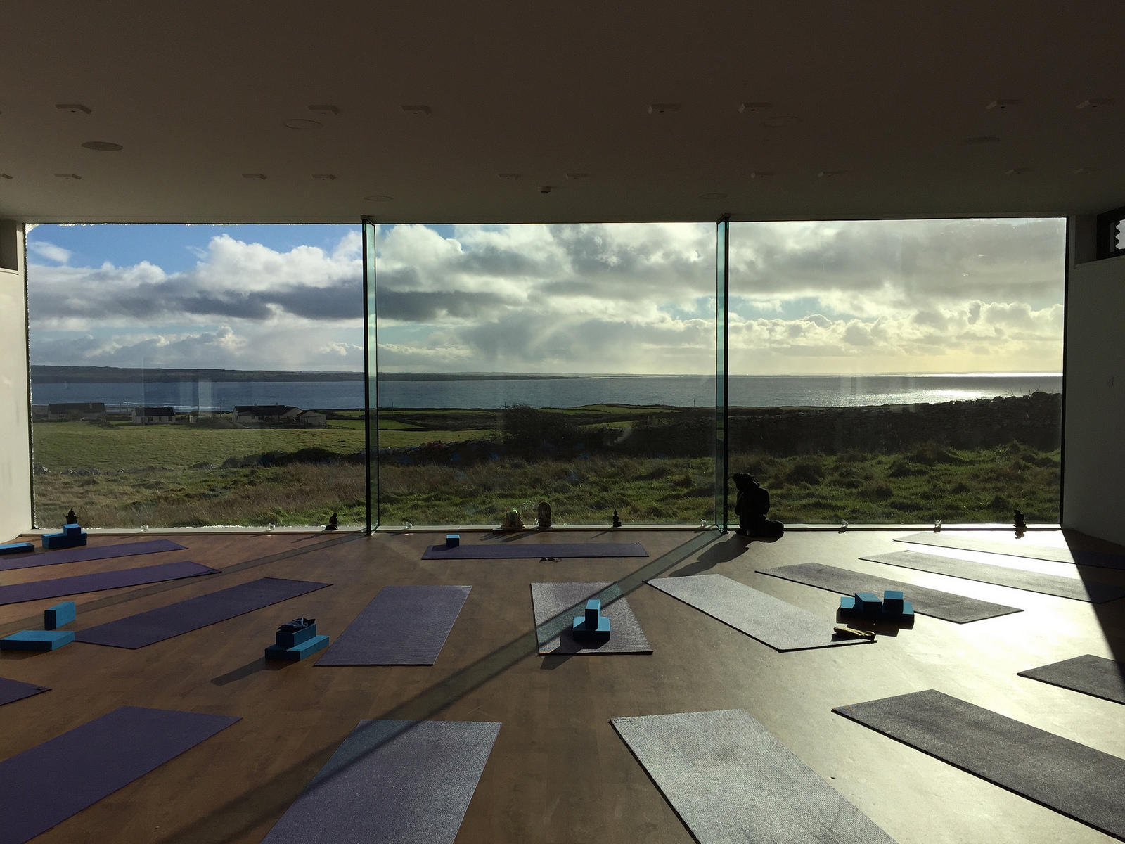imparte clases de yoga tranquilamente