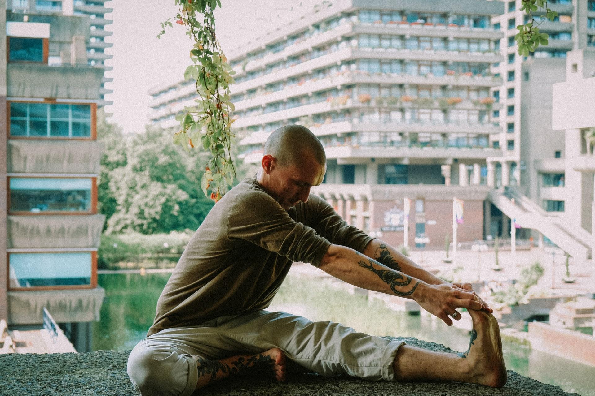 Hombre estirando en una esterilla