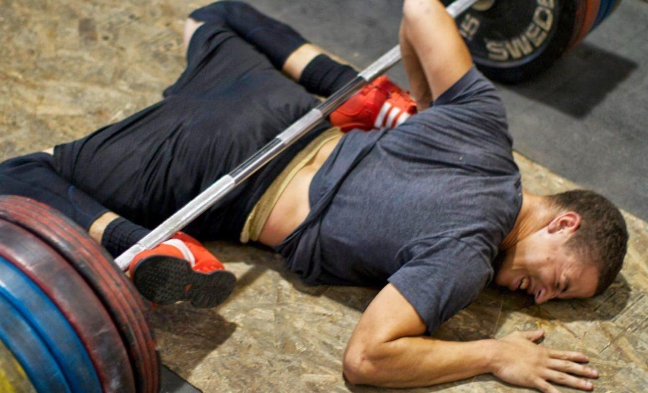 Trabajar solo en el gimnasio.