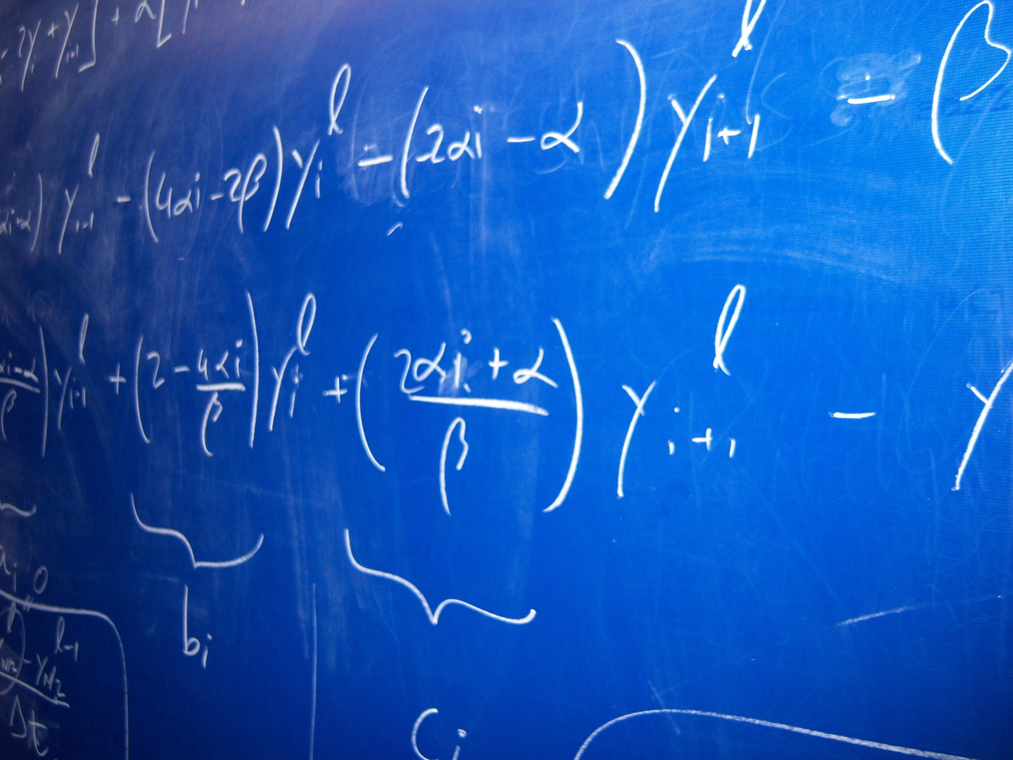 pizarra escrita con formulas