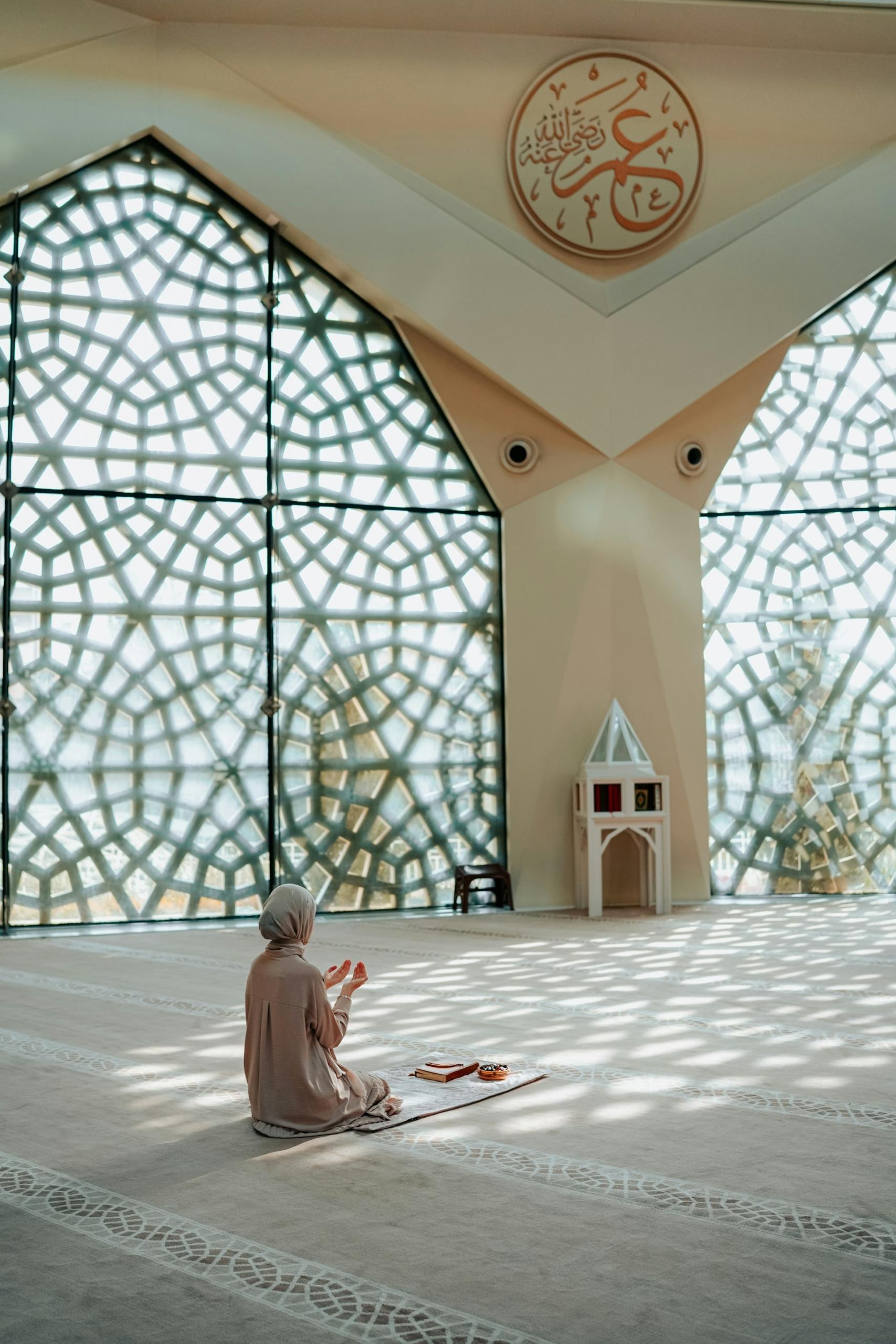 Mujer rezando en una mezquita