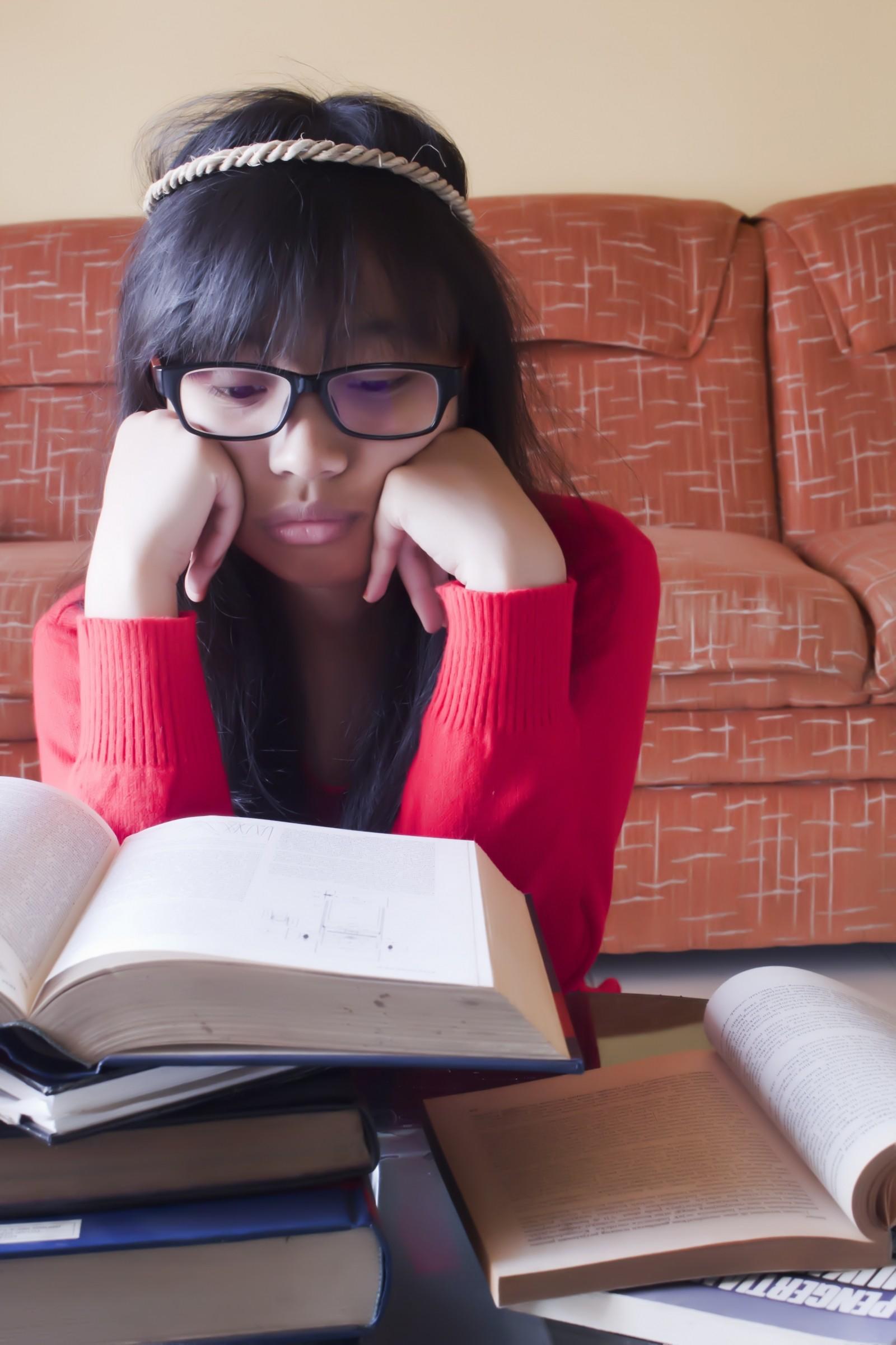 Estudiar lengua y literatura castellana.