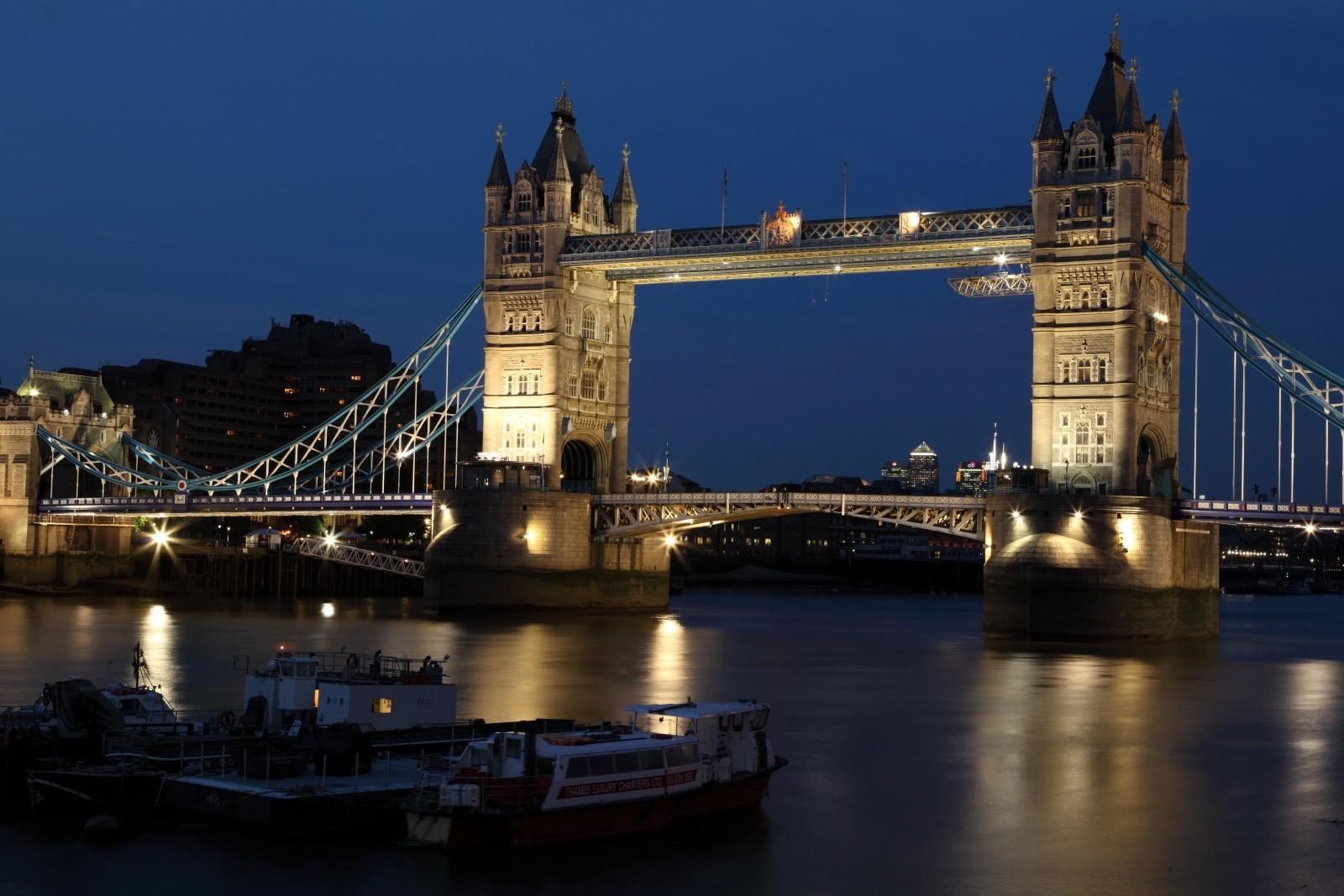 Domina a la perfección el acento británico.