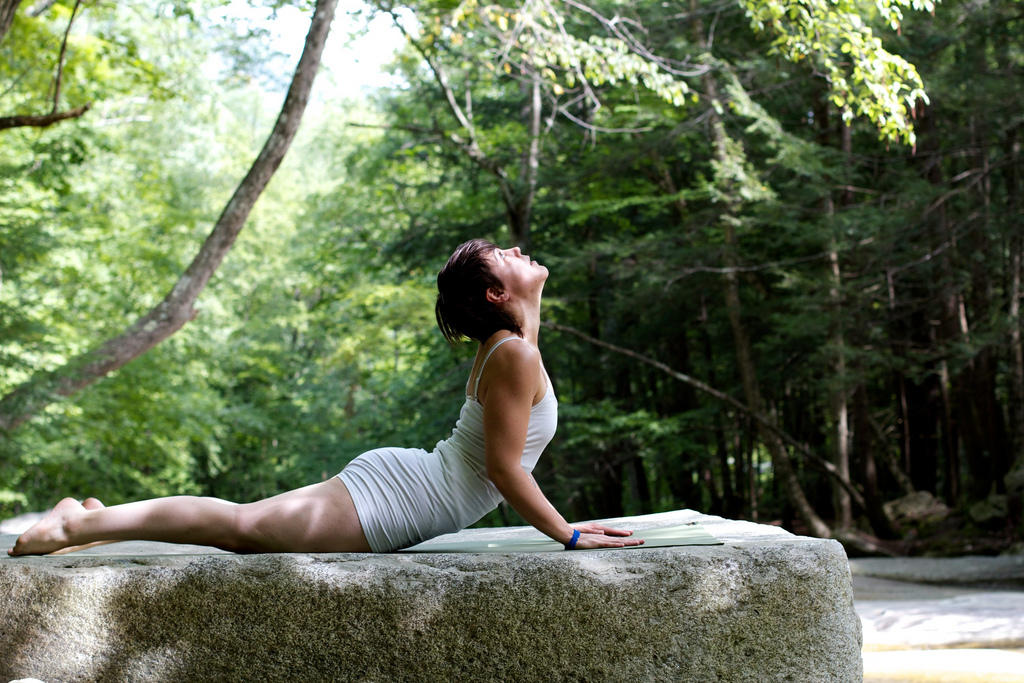 Hacer yoga para reducir los dolores de espalda y mejorar la circulación.