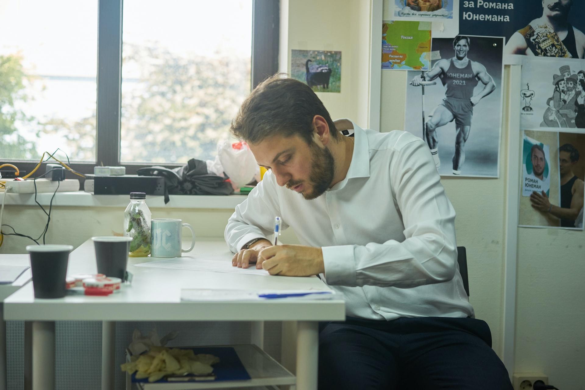 Hombre estudiando en casa.