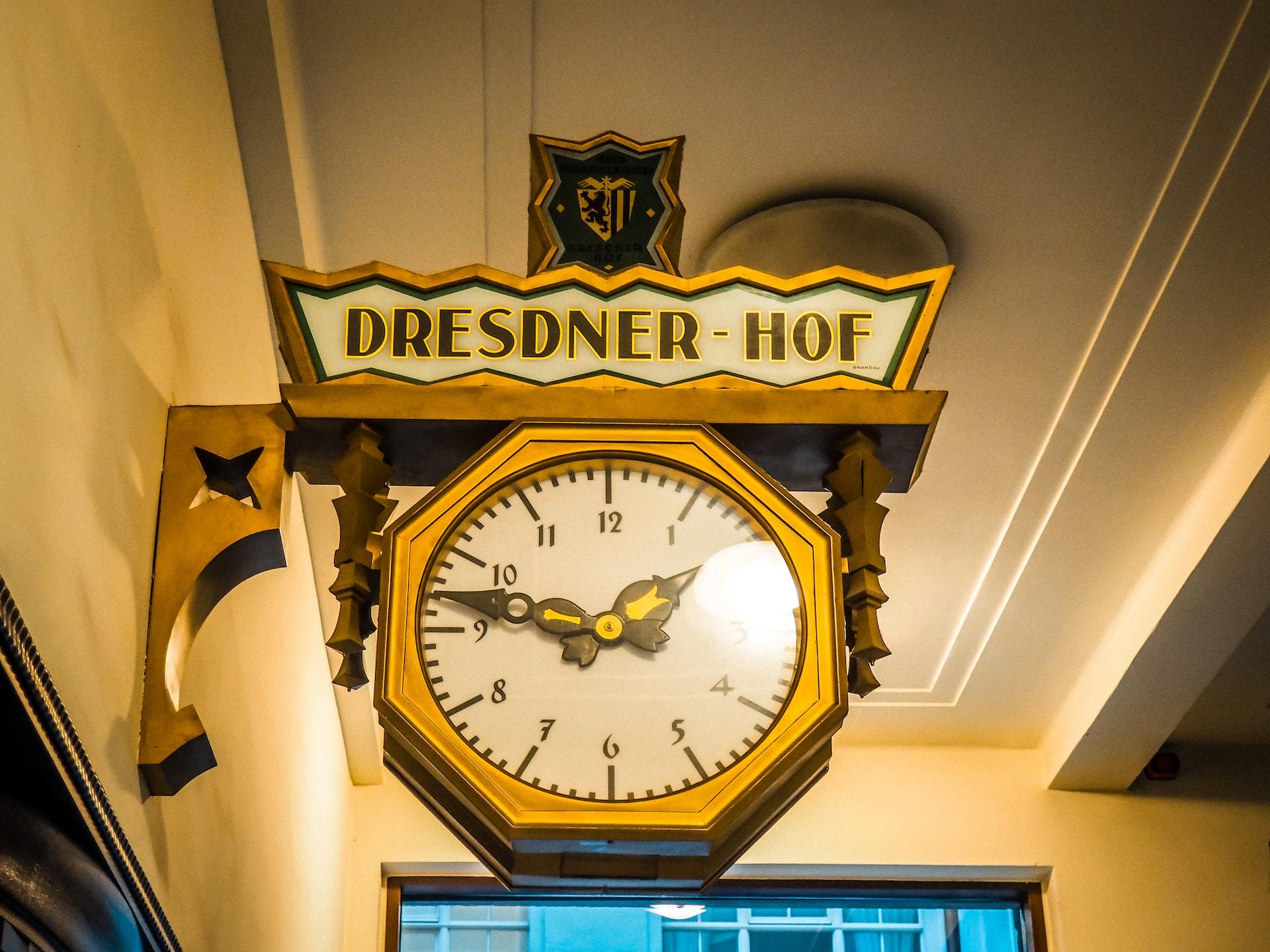 Reloj de estación de tren.