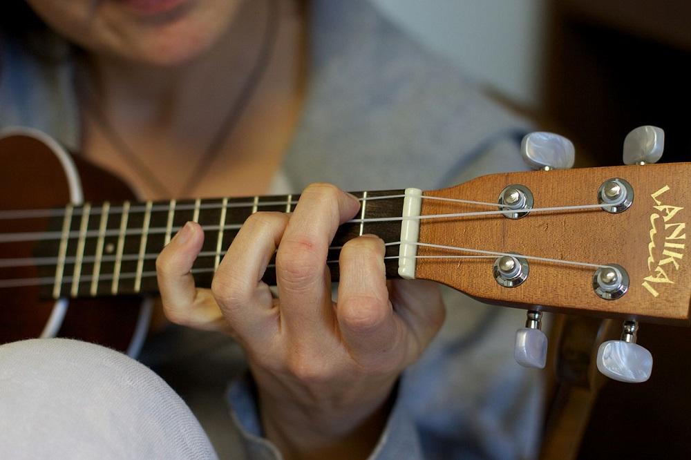 Cómo aprender a tocar el ukelele.
