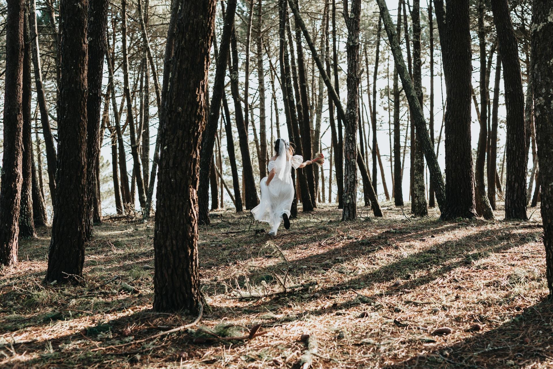 Mujer vestida de novia corriendo.