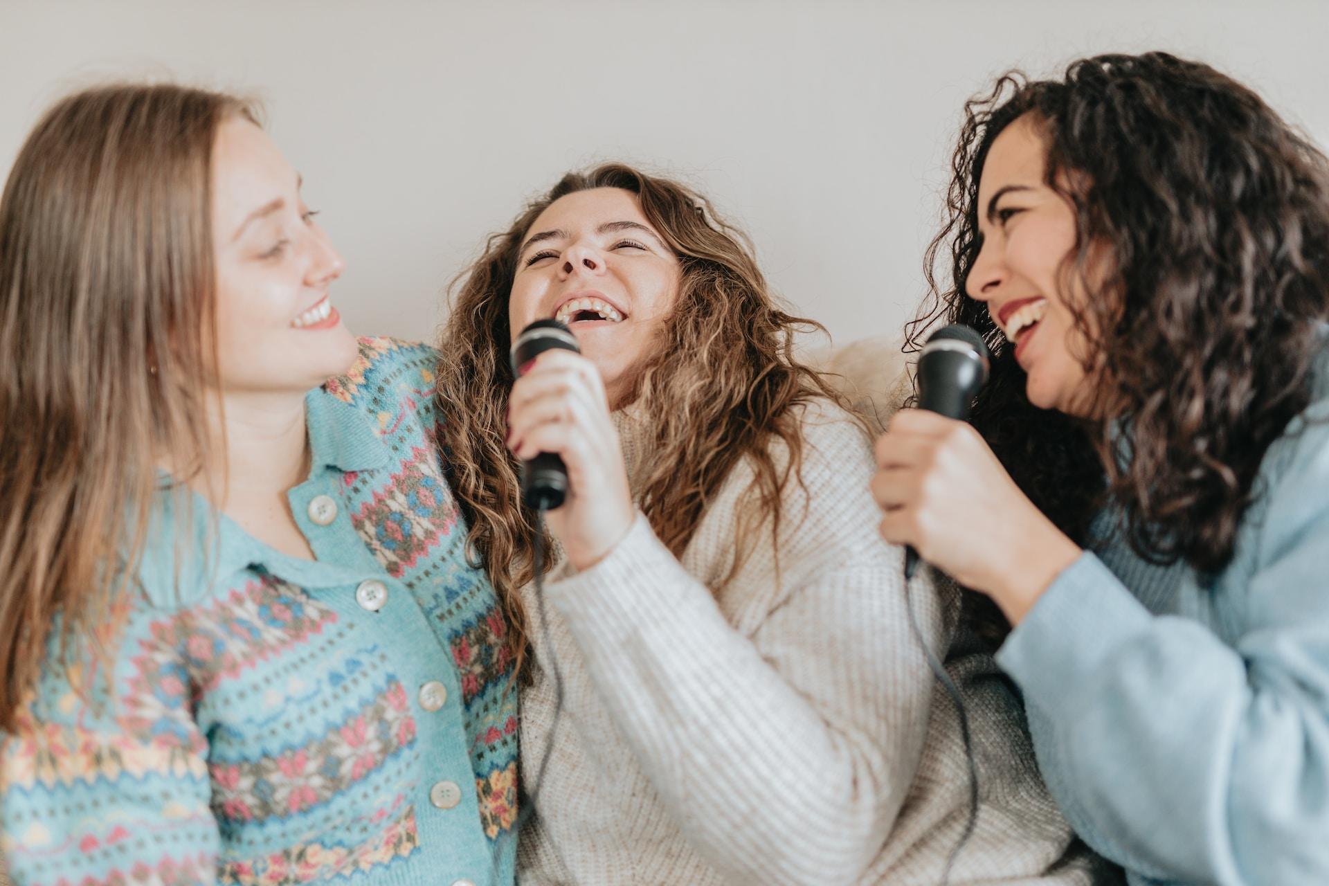 Grupo de amigas cantando.