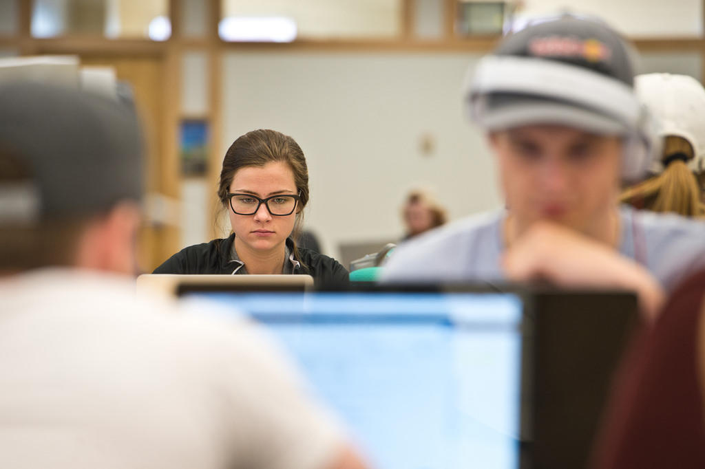 Comer bien, hidratarse y dormir antes de los exámenes.