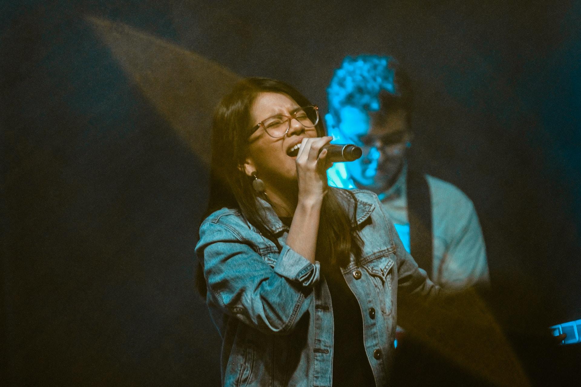 Chica actuando en un concierto.