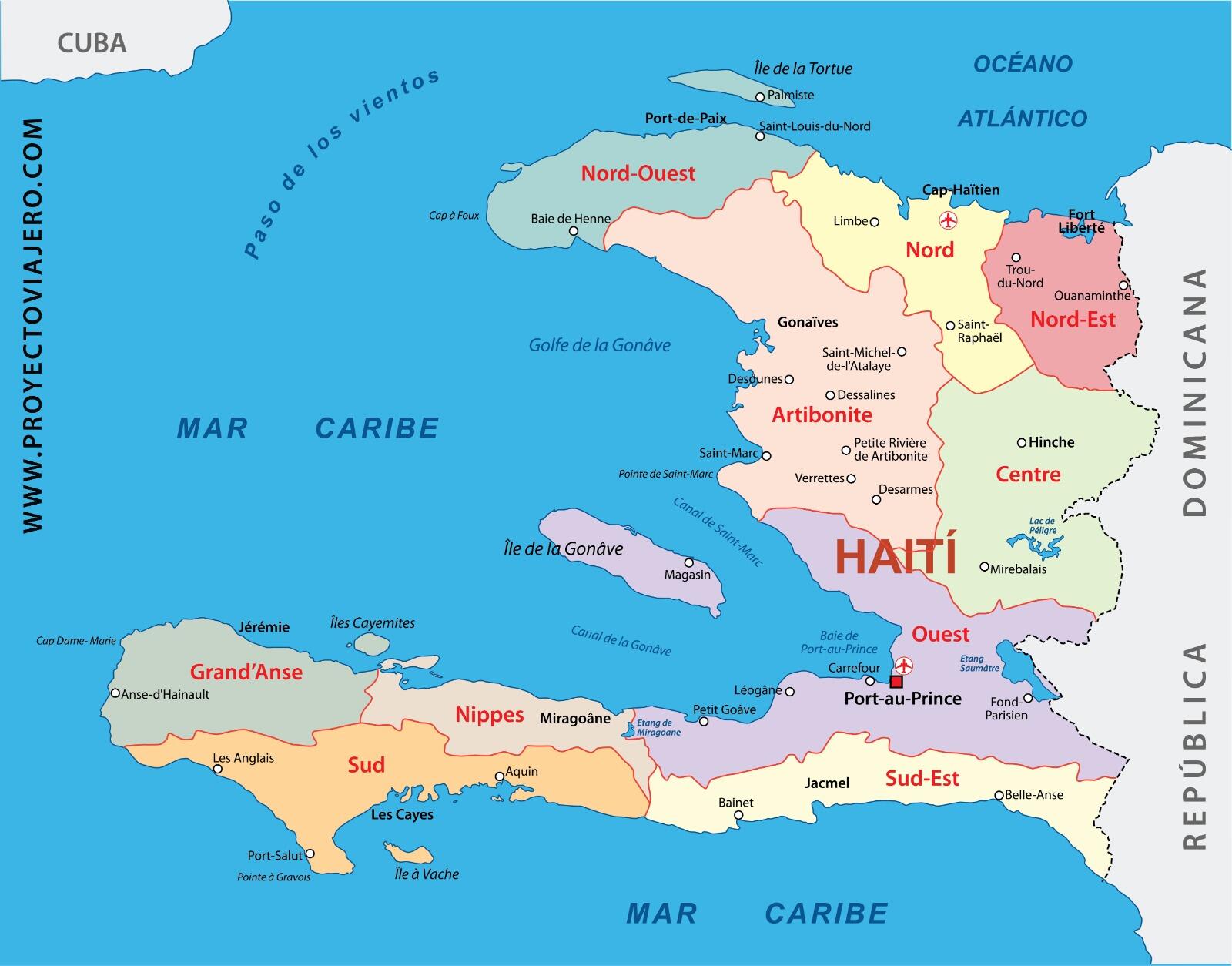 Mapa de Haití y la República Dominicana codificado por colores, en el que se muestran los departamentos, las ciudades —entre ellas Puerto Príncipe— y los mares del Caribe y del Atlántico que los rodean.