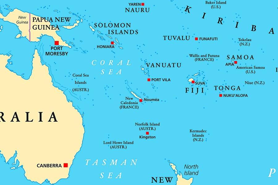 Mapa político a todo color de Oceanía y el Pacífico Sur, en el que aparecen indicados Australia, Papúa Nueva Guinea, las naciones insulares, las capitales y los mares circundantes.