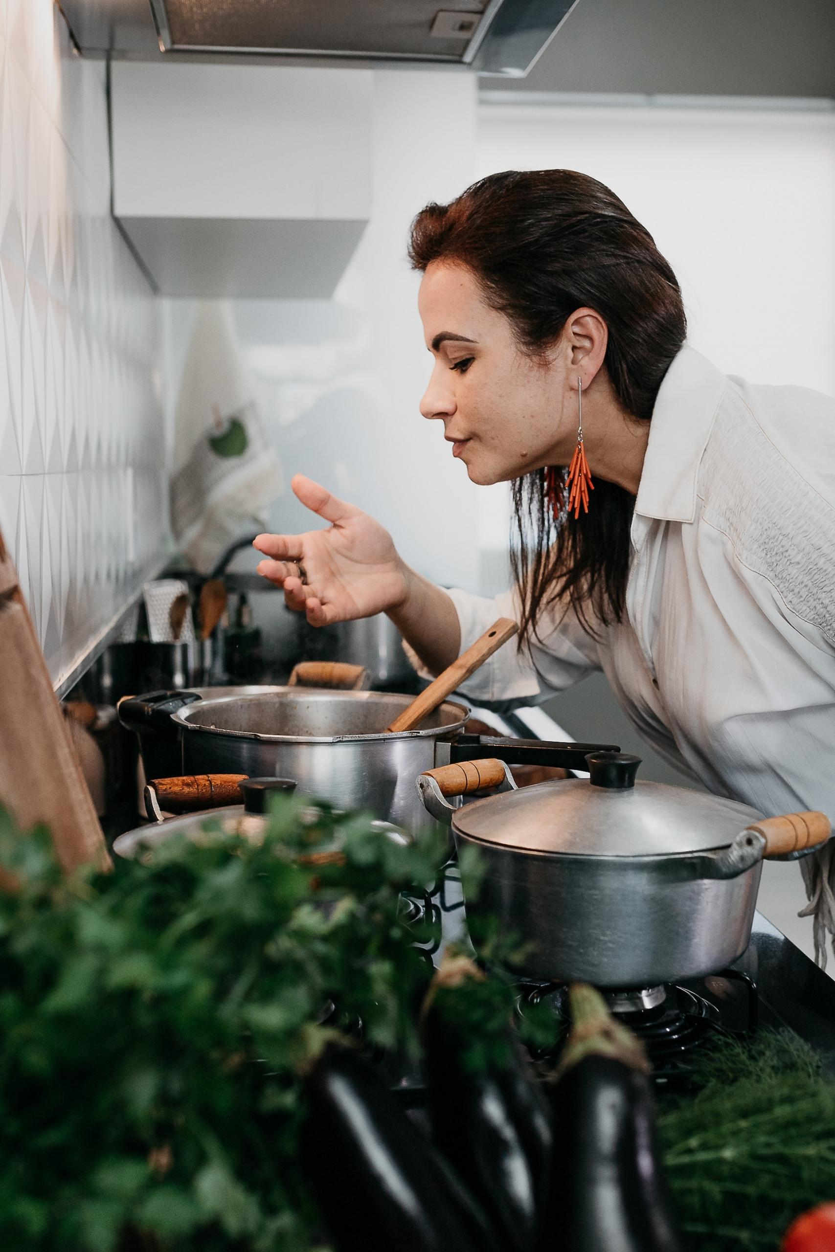 Mujer cocinando en vitrocerámica.