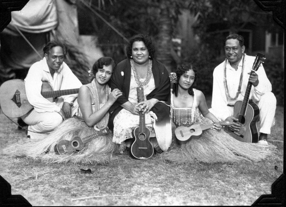 Rasgar y afinar tu ukelele.