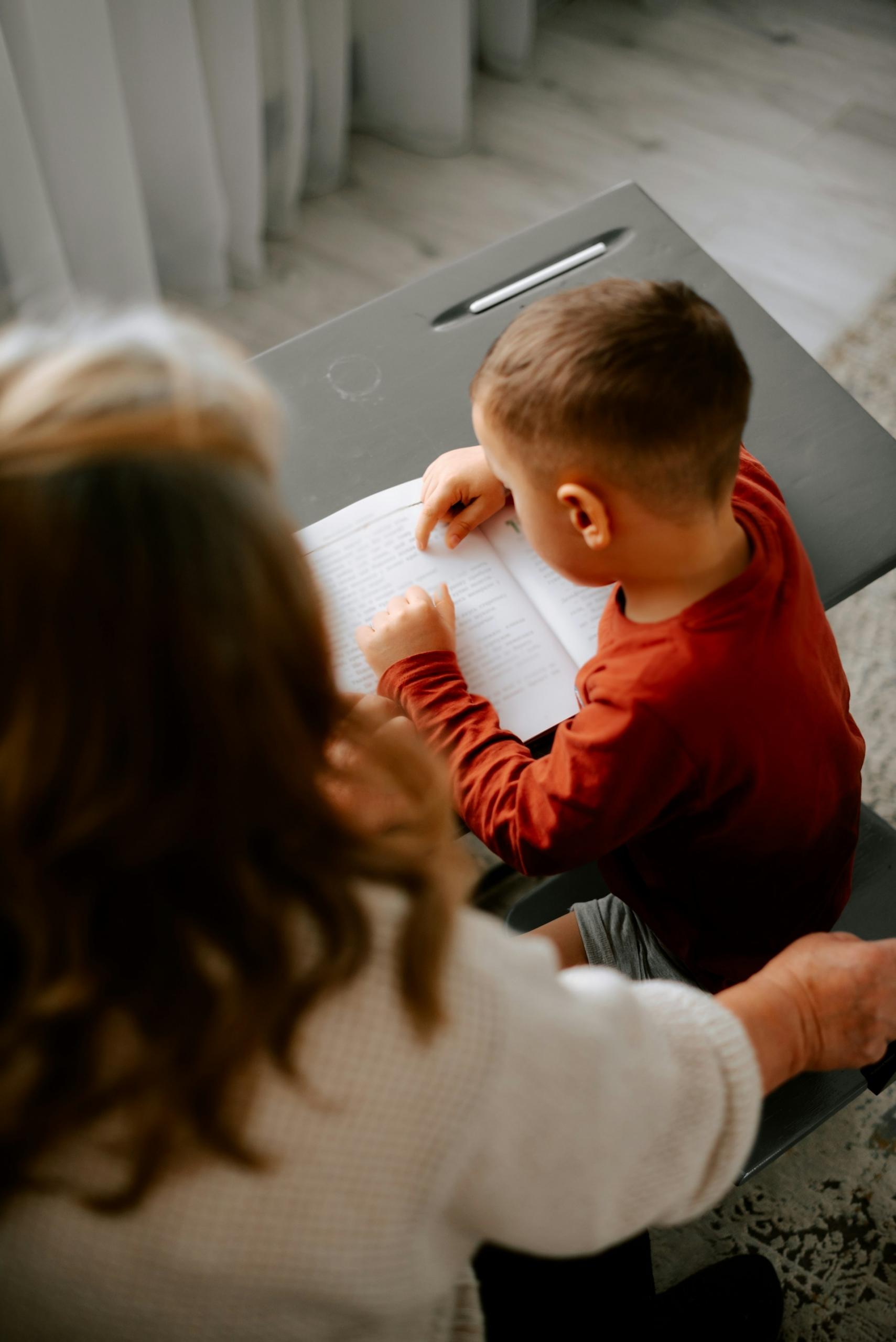profesora estudiante enseñando a niño pequeño
