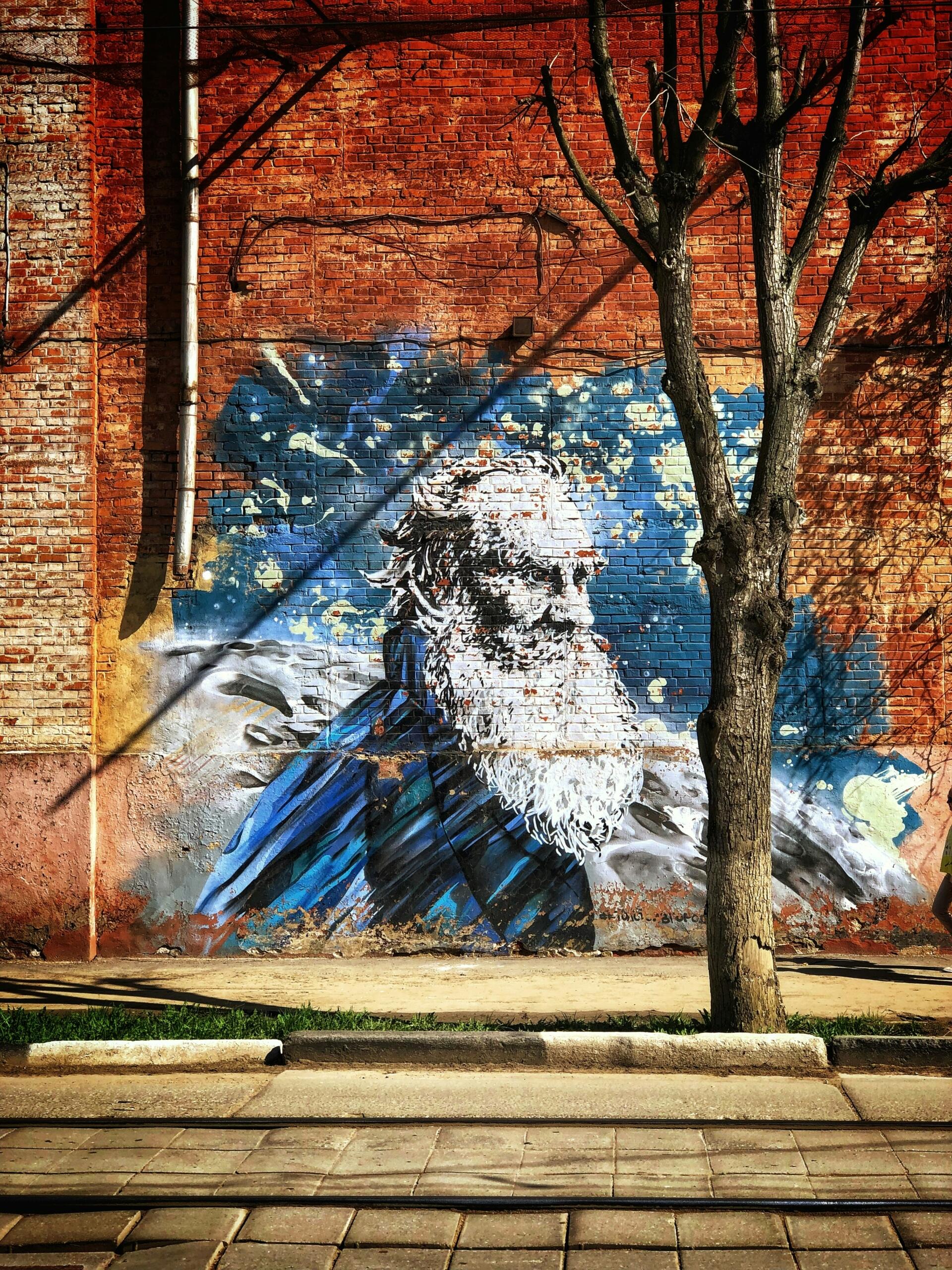 un mural pintado en la pared de leon Tolstoi