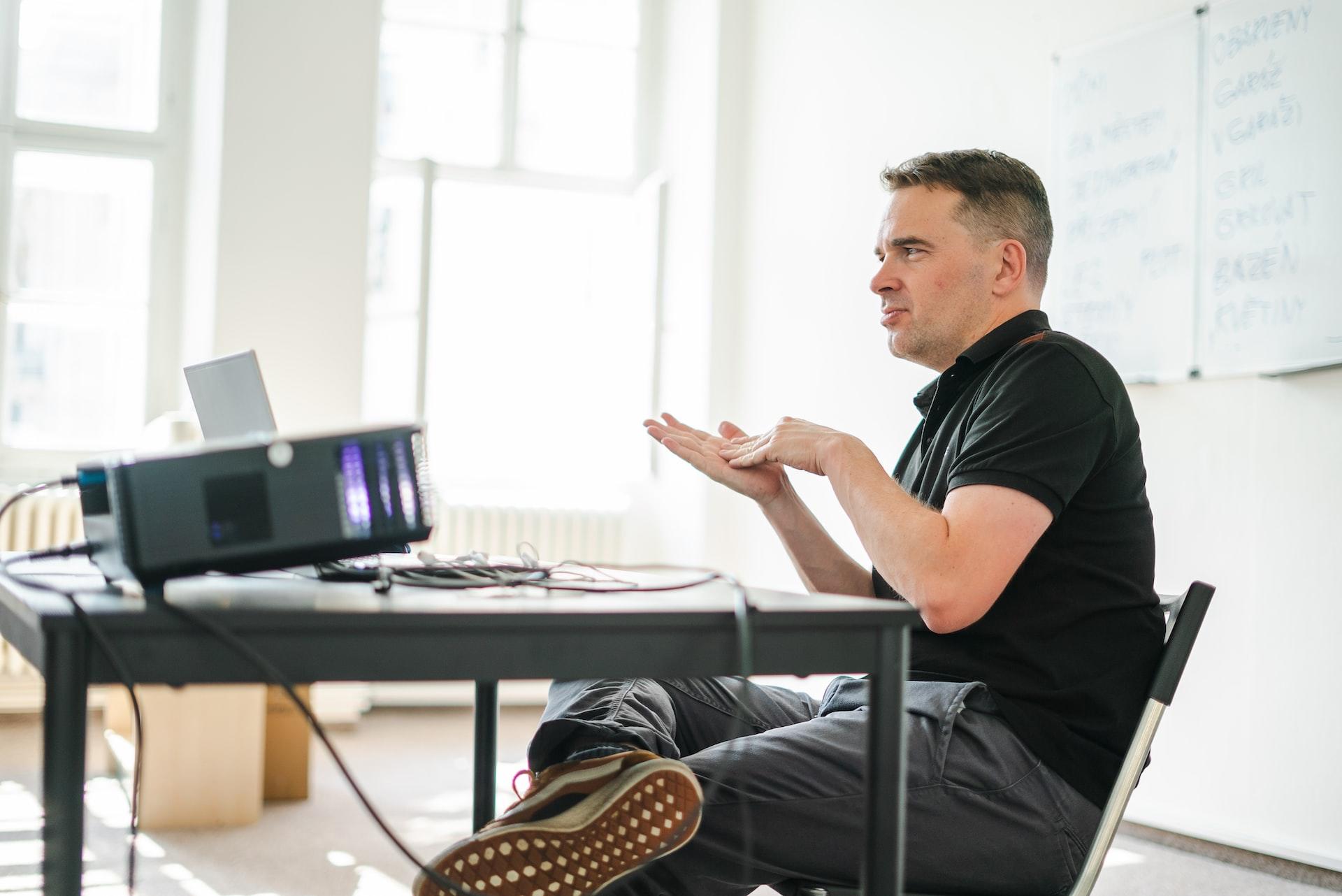 Profeso dando clase.