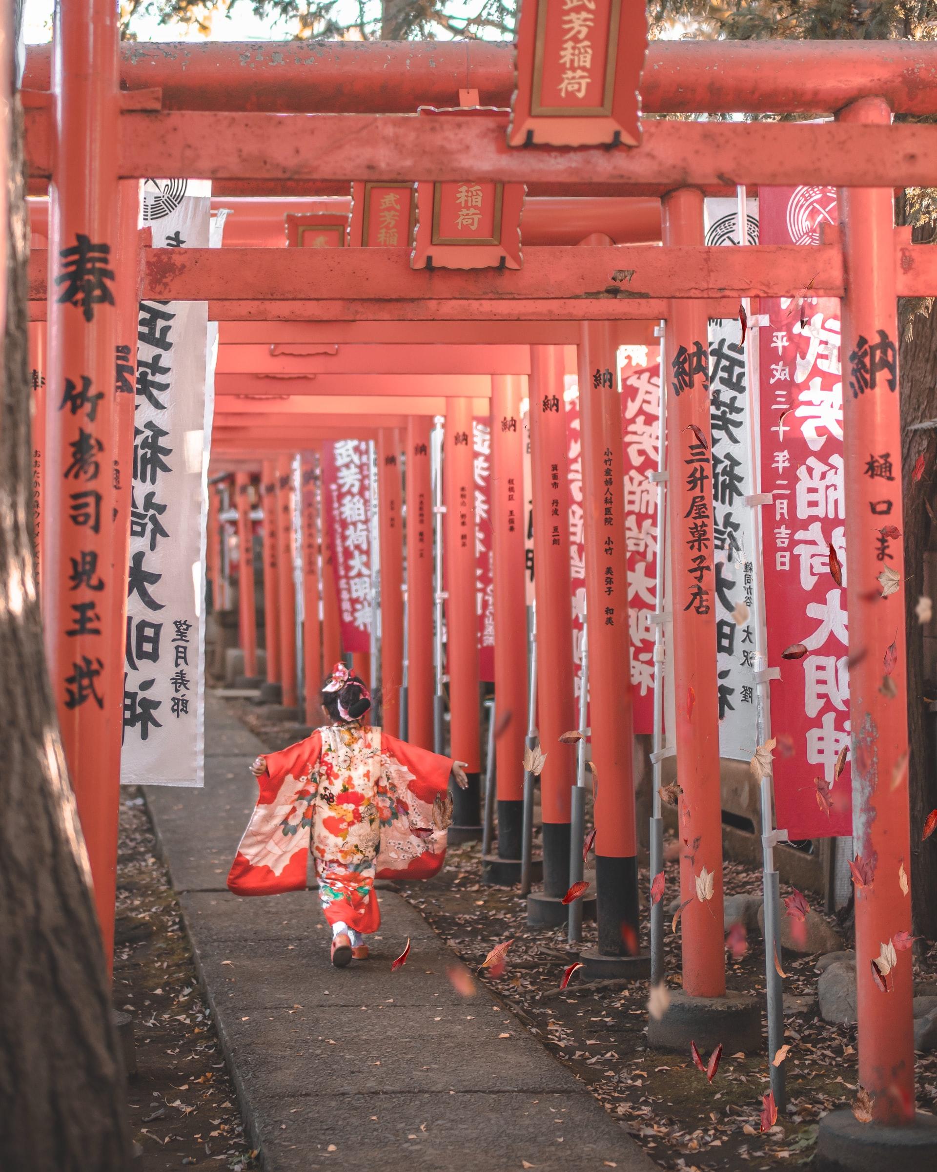 Mujer vestido con traje típico japonés.