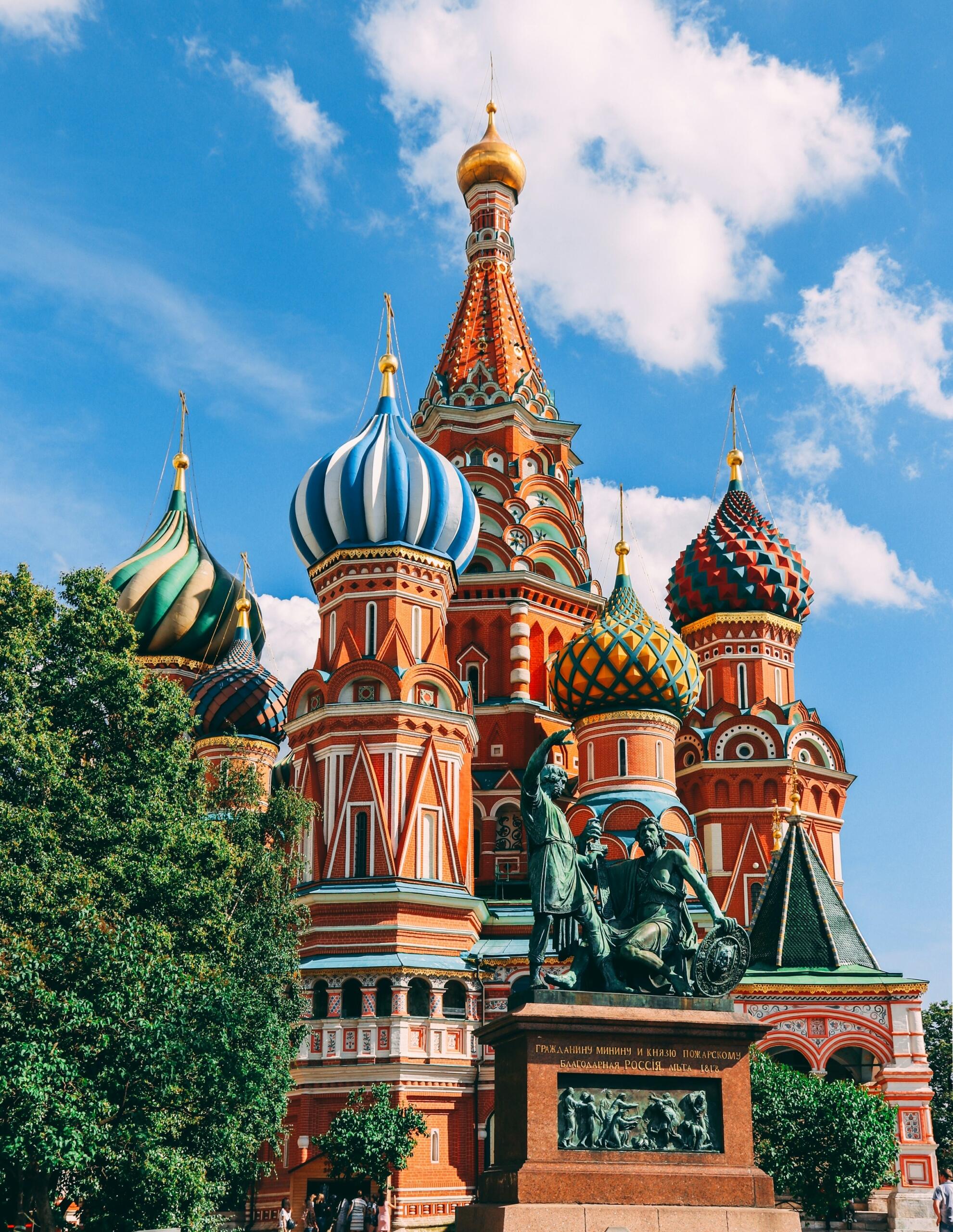 Colorida catedral de San Basilio con cielo azul en Moscú, Rusia.