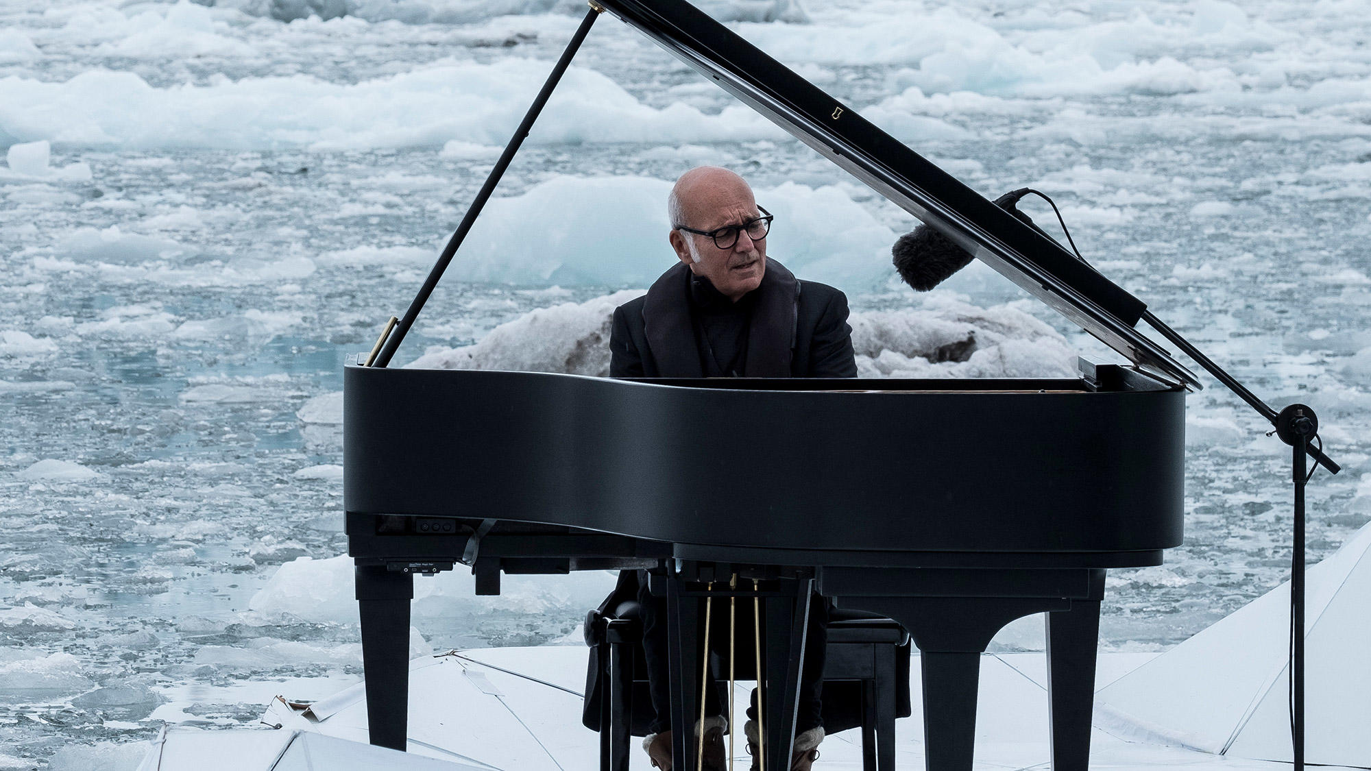 Ludovico Einaudi tocando el piano.
