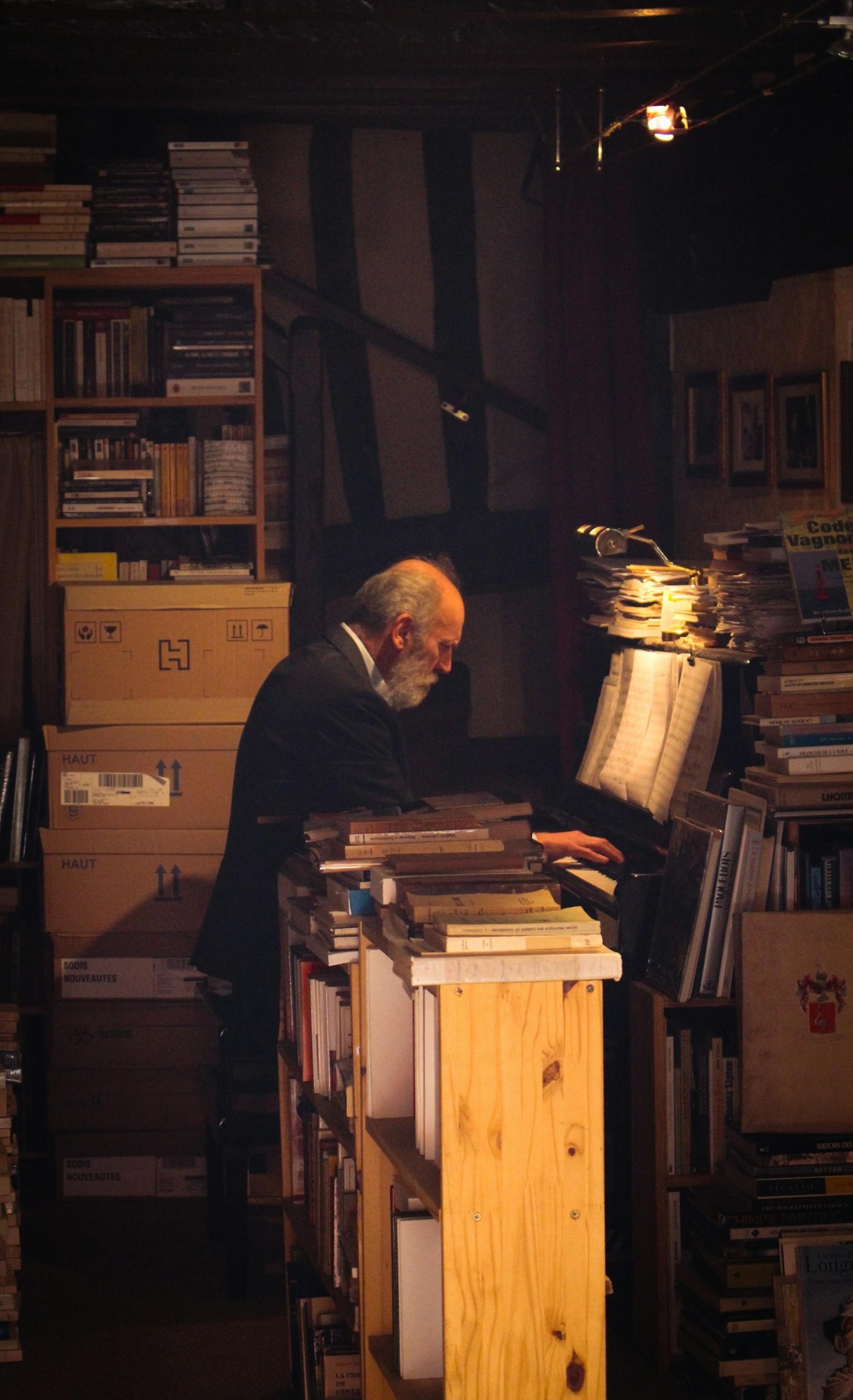 Pintura de un señor en una librería.