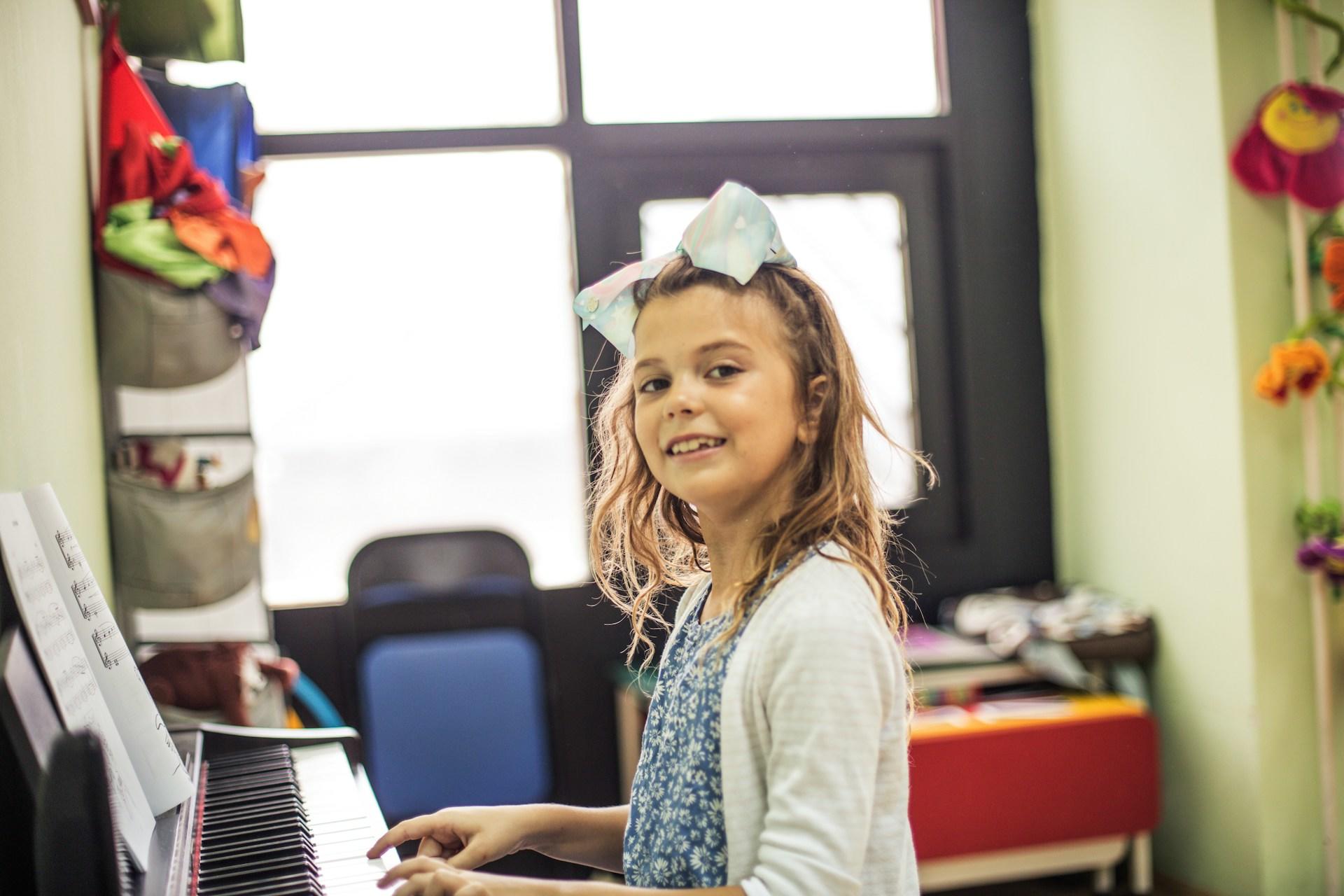 Niña tocando el piano.