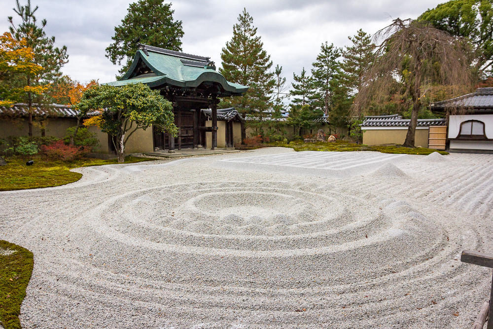 Descubre la religión y la tradición japonesa en tus clases de lengua japonesa.