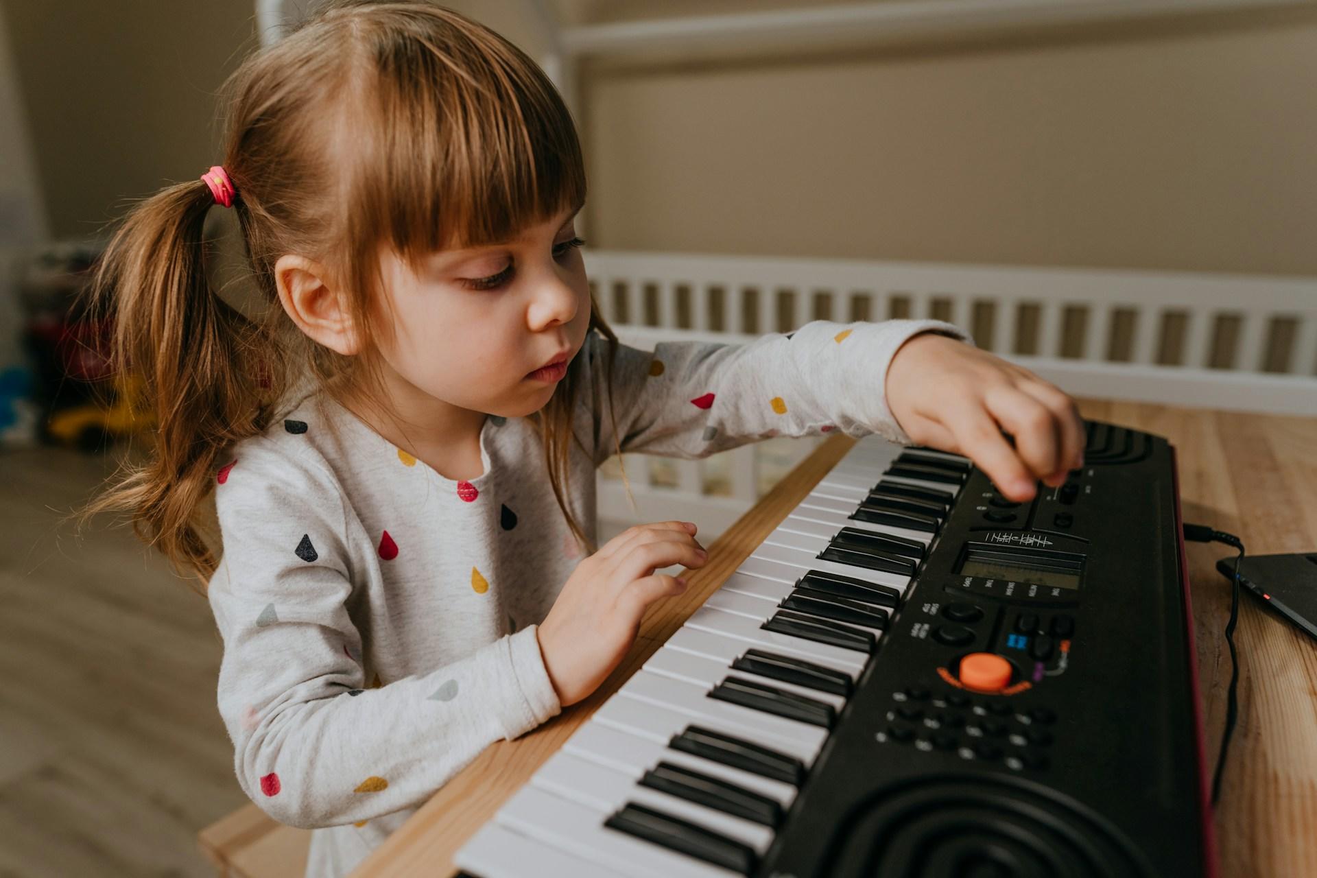 Niña pequeña tocando el teclado