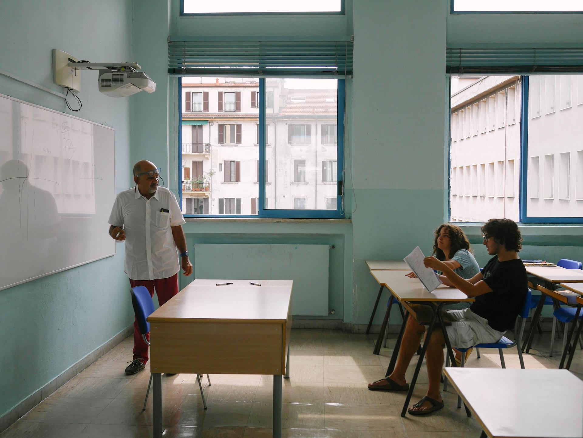 Profesor dando clase.