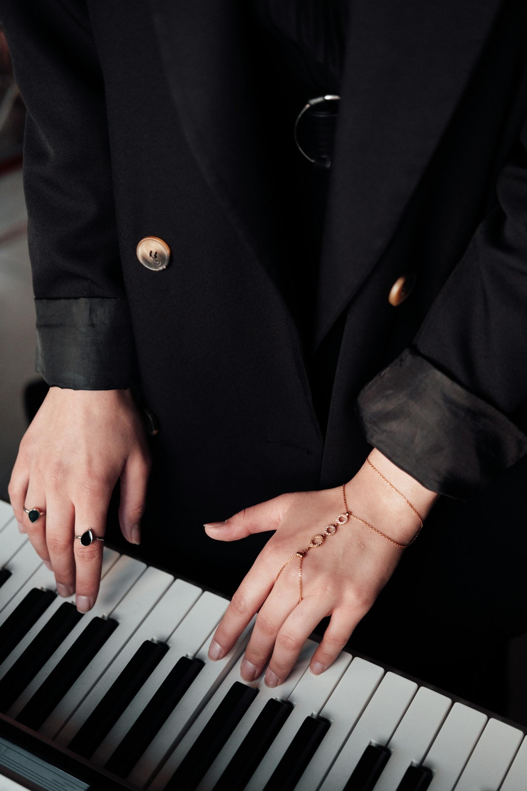 Persona tocando el piano.