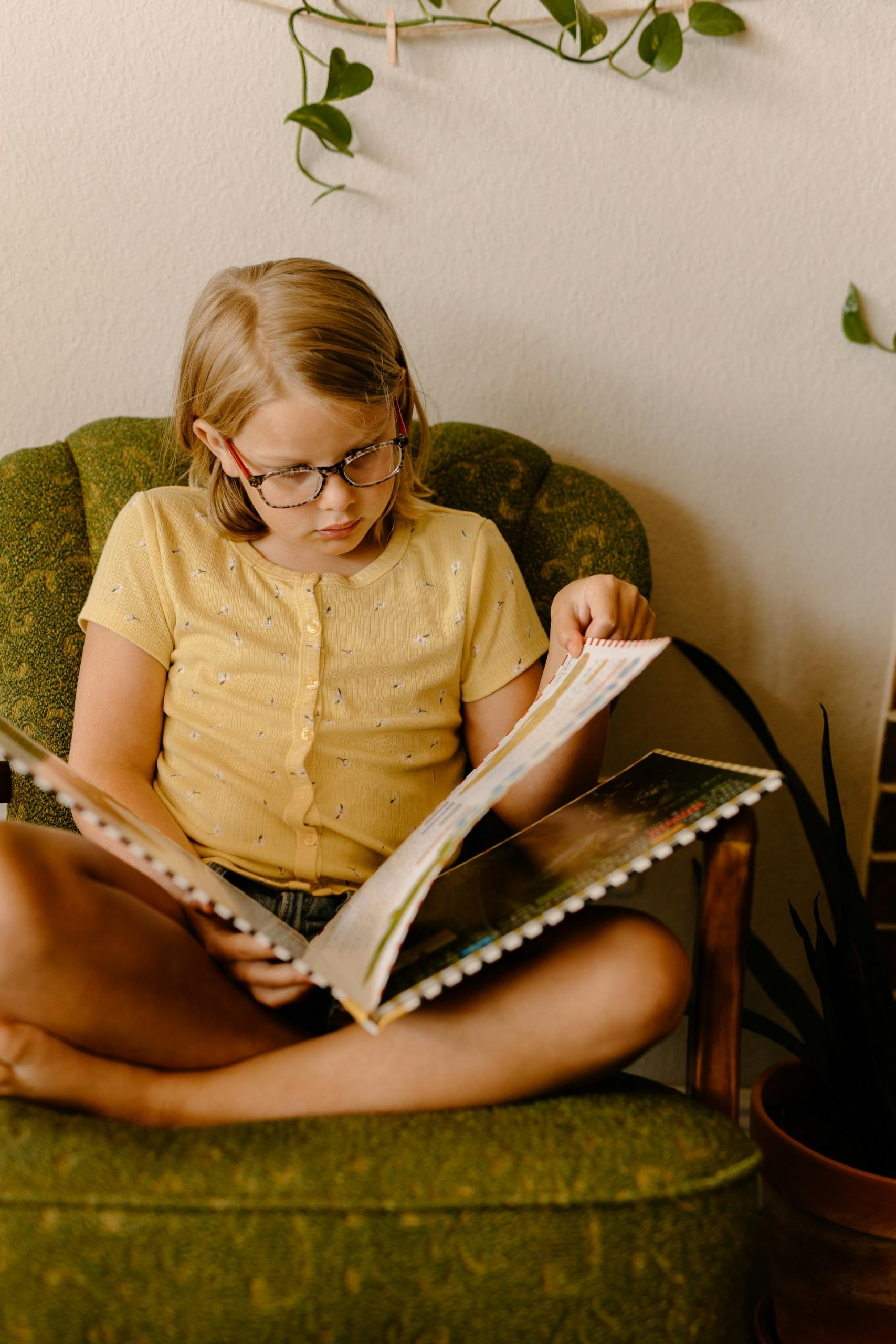 Niña leyendo un cuento.
