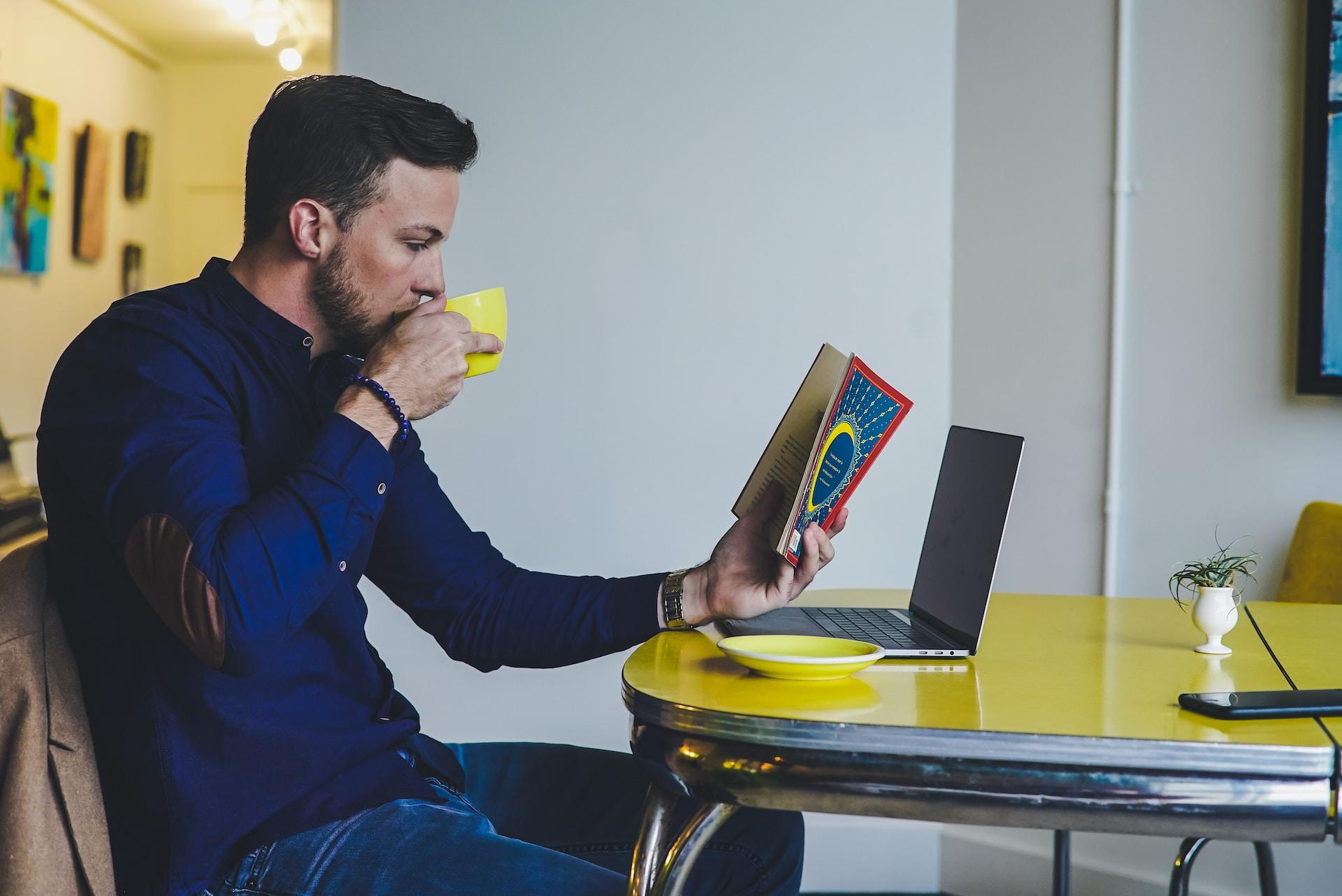 Hombre estudiando y tomando un café.